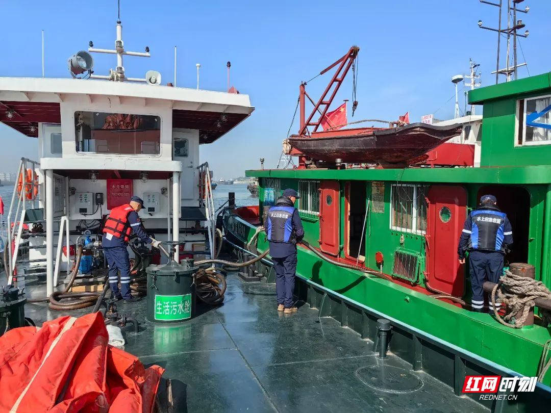 生活污水通过接收管道与接收船无缝对接,实现船舶污染物零入江。