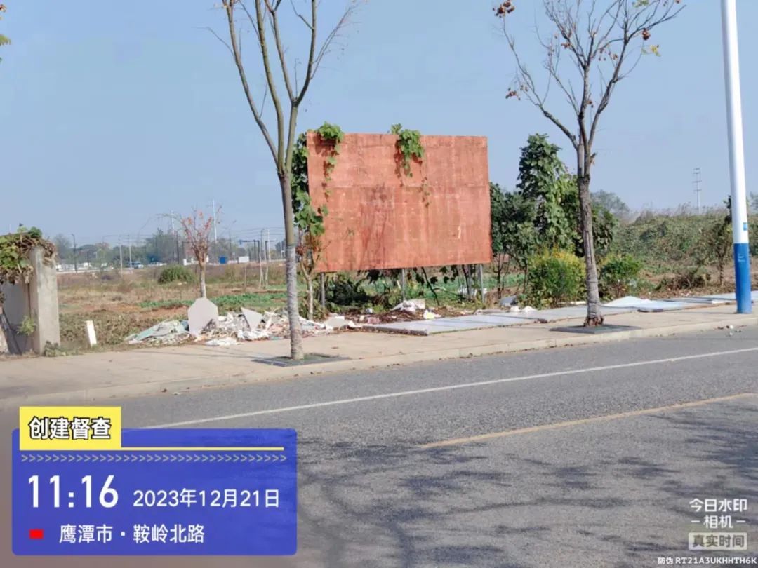 督查曝光！龙虎山景区花语世界灯罩破损 一号停车场杂物乱堆乱放