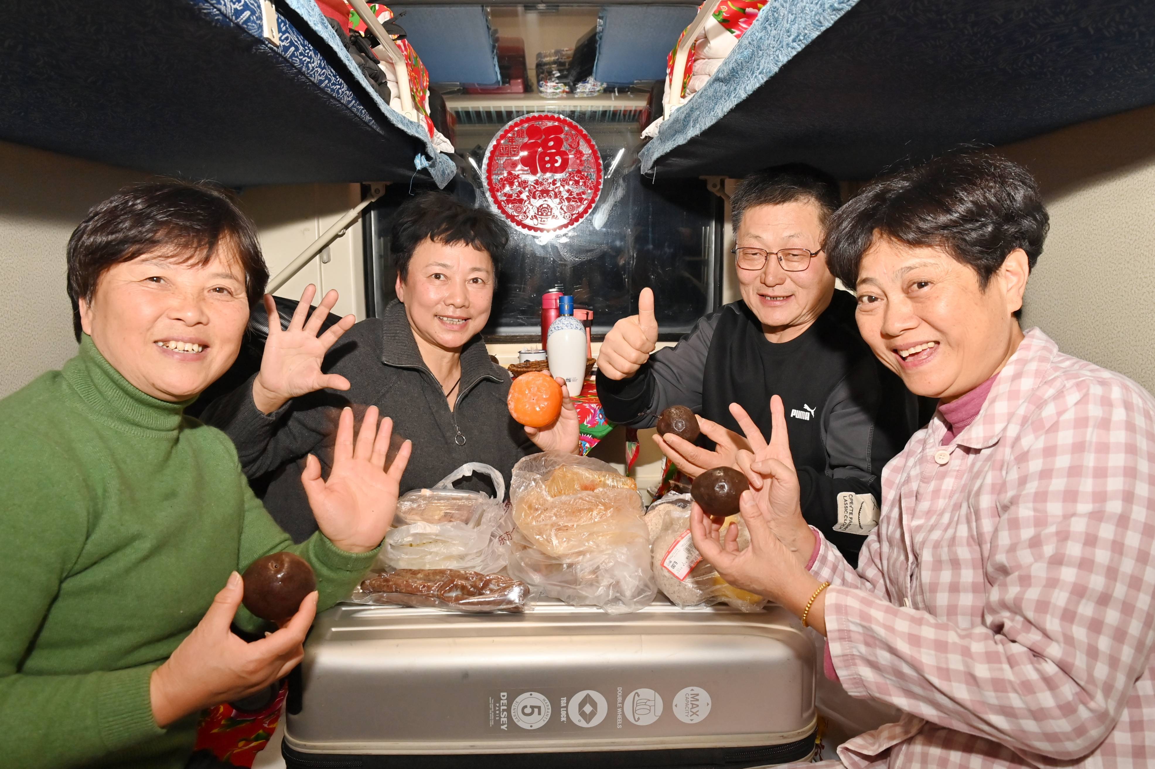 旅客品尝东北特色美食