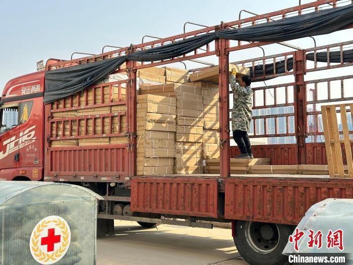 图为工作人员正在将救灾物资装车　陕西省红十字会供图