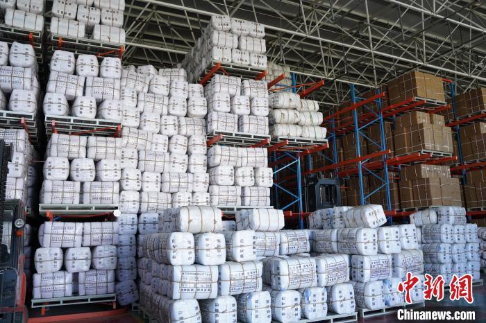 图为发往甘肃的救灾物资　内蒙古应急管理厅供图