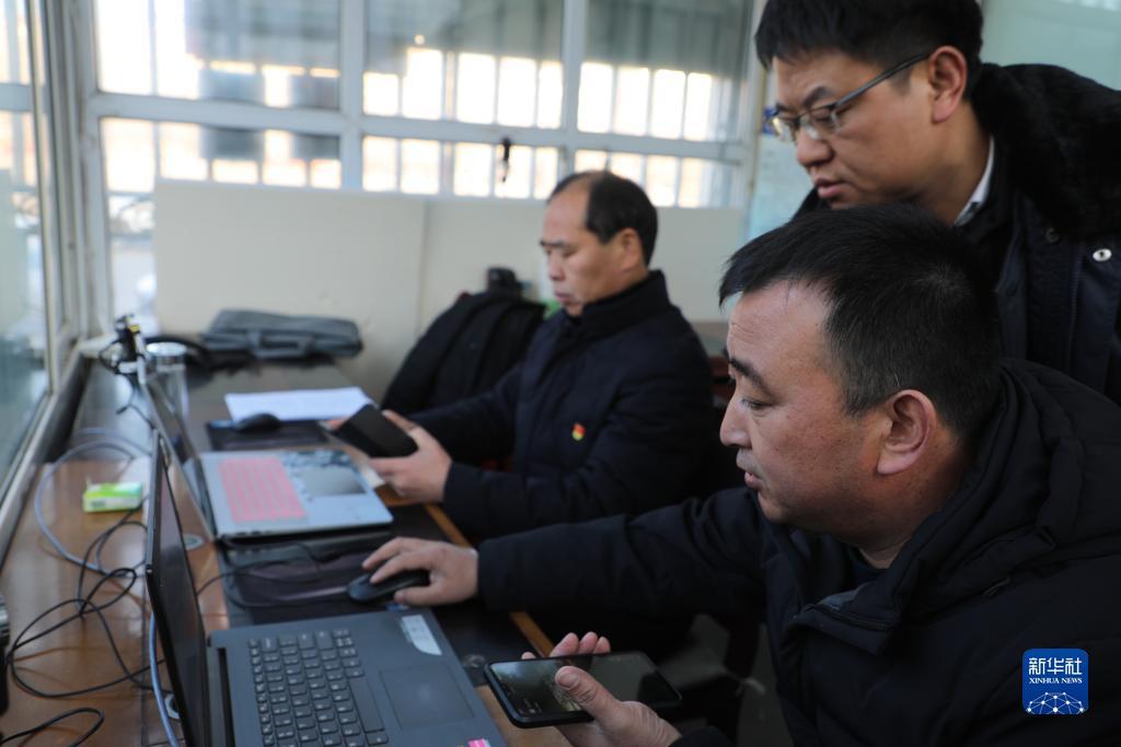 12月22日,积石山县积石中学老师和教育局工作人员在做复课前的准备。