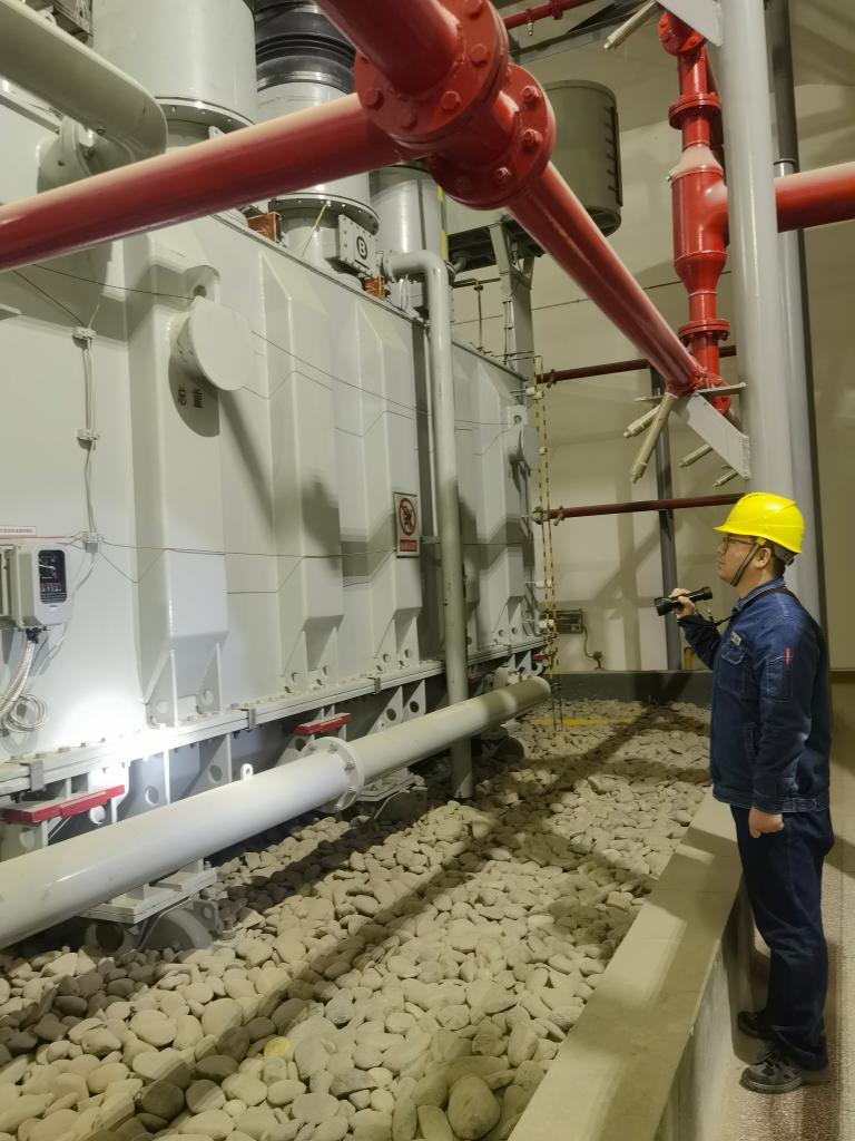 12月19日，工作人员在检查水库发电设备。（受访者供图）