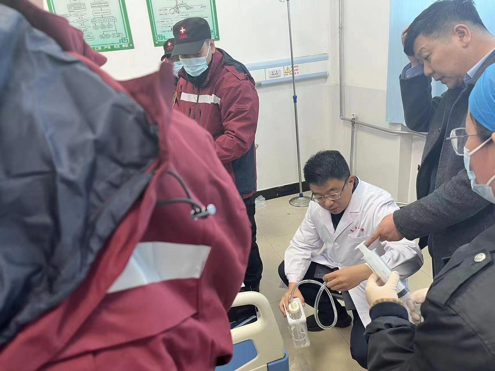 震区小男孩哭闹不止 兰大二院医疗队员当起临时宝爸