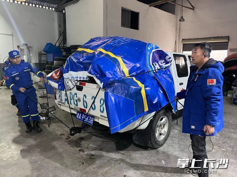 蓝天队员收整器材出发。长沙晚报通讯员 谭立 供图