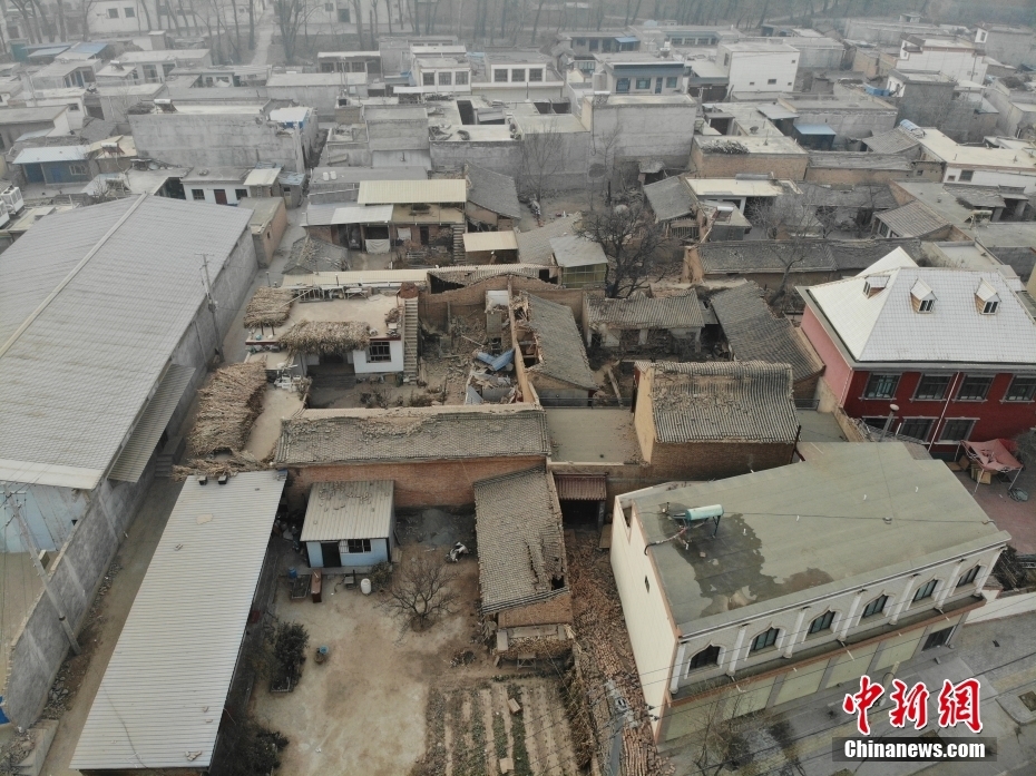 12月19日,航拍甘肃省临夏州积石山县大河家镇受灾现场,部分房屋受损