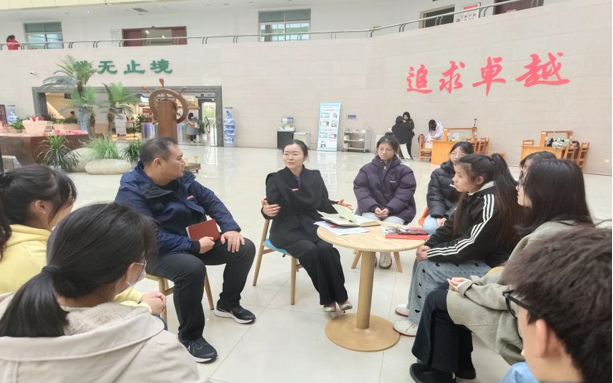 江西应用科技学院开展“校领导兼职辅导员体验日”活动