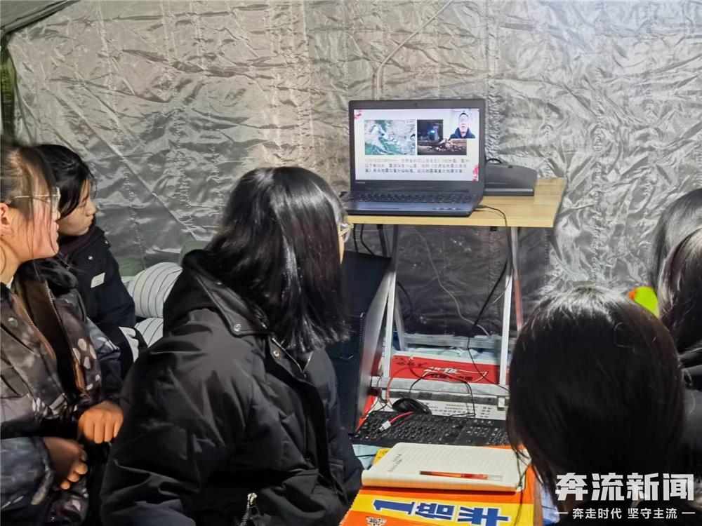 甘肃震区高中生线上复课首日 校长在门卫室开"直播间"