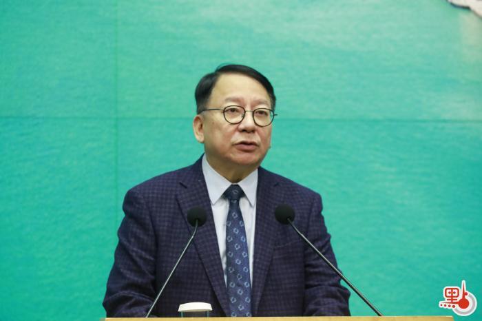 陈国基向甘肃地震灾民致以深切慰问。图片来源:香港“点新闻” 王俊杰 摄