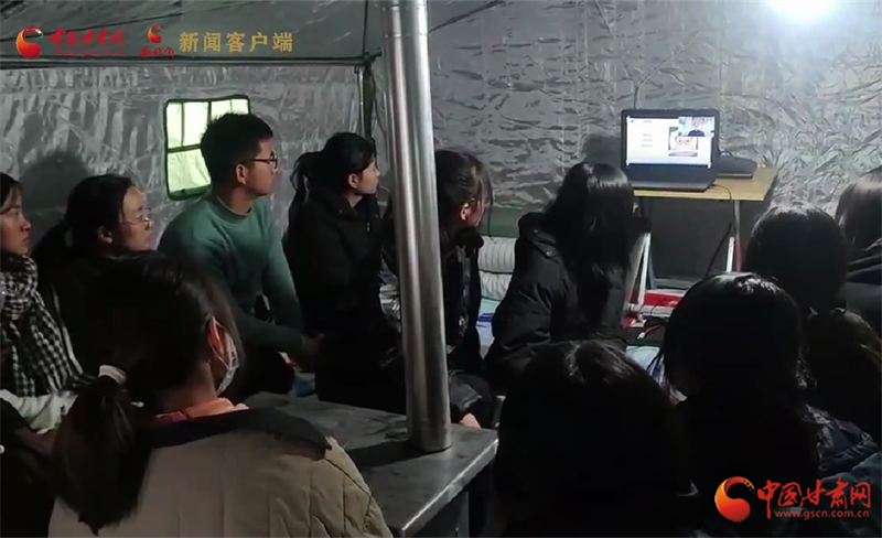 甘肃震区高中生线上复课首日 校长在门卫室开"直播间"