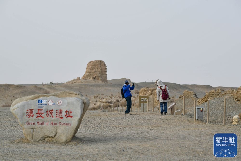 游客在甘肃省敦煌市汉长城遗址游览(12月13日摄)