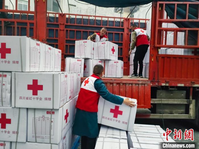 红十字会工作人员正在将救灾物资装车　四川省红十字会供图