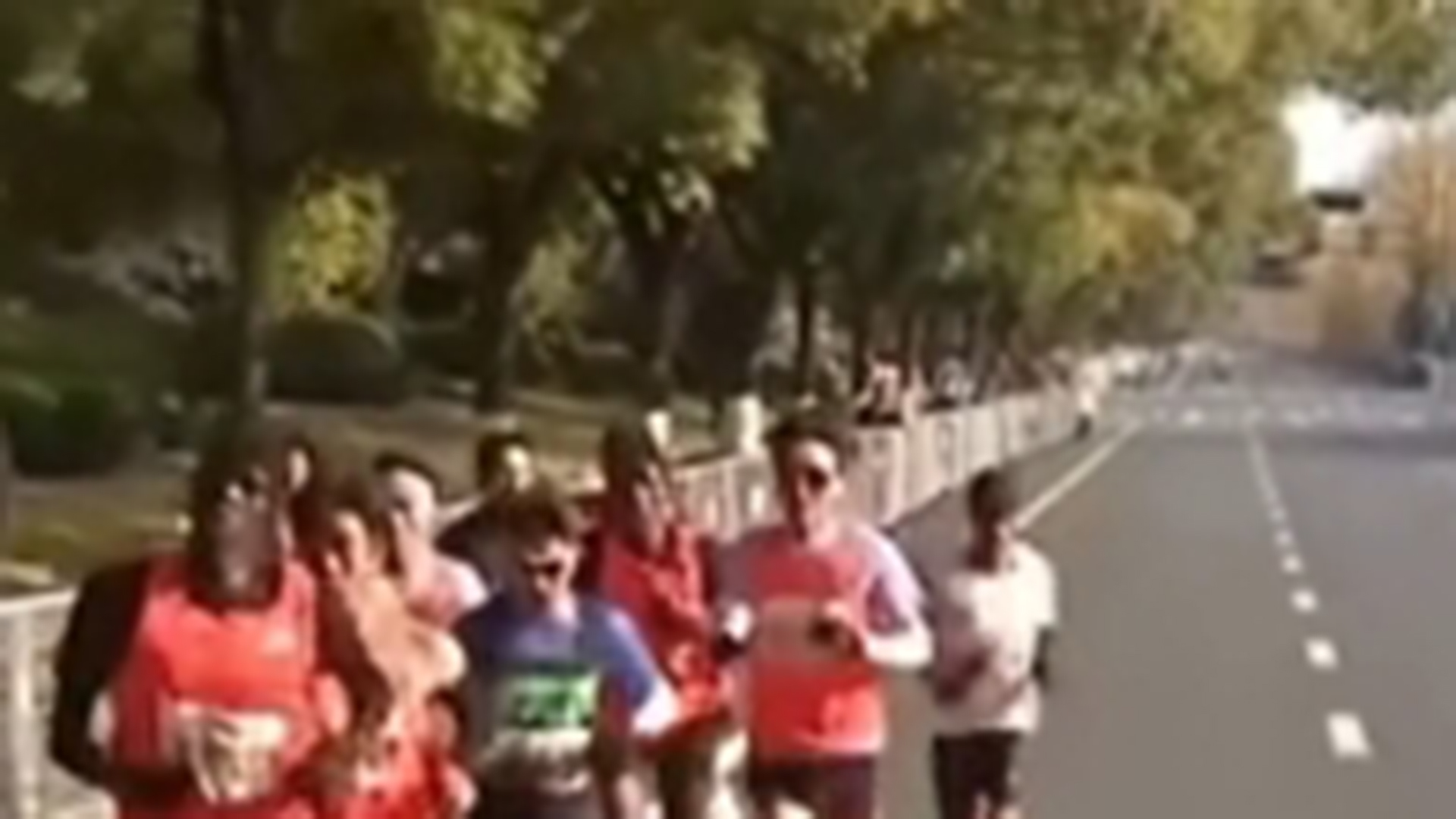 最冷杭州马拉松零下开跑，外籍选手原本遥遥领先，却因气温太低身体不适退赛，最终中国选手王红伟第一撞线