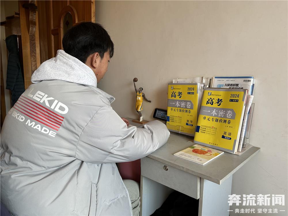 甘肃震区高中生线上复课首日 校长在门卫室开"直播间"