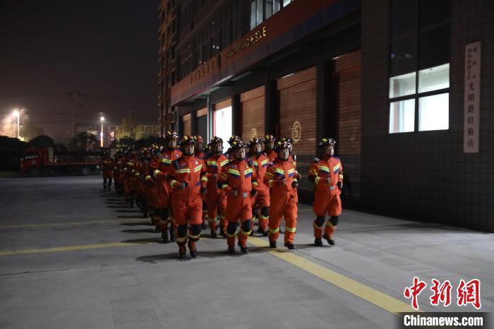 图为陕西消防集结待命 陕西消防供图