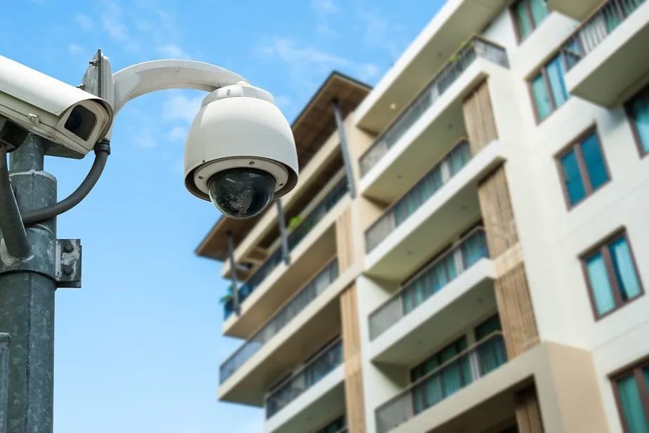 龙南全味鲜食品有限公司排放污水污染河流 河面满是白色泡沫