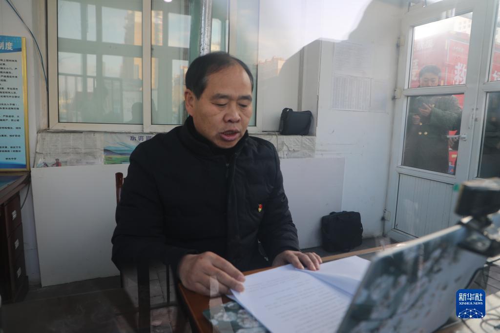 12月22日,积石山县积石中学校长董洪海为全县高中学生进行线上授课。