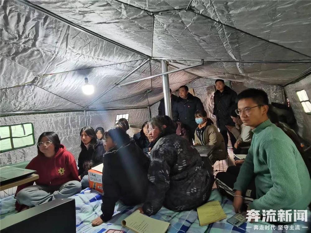 甘肃震区高中生线上复课首日 校长在门卫室开"直播间"