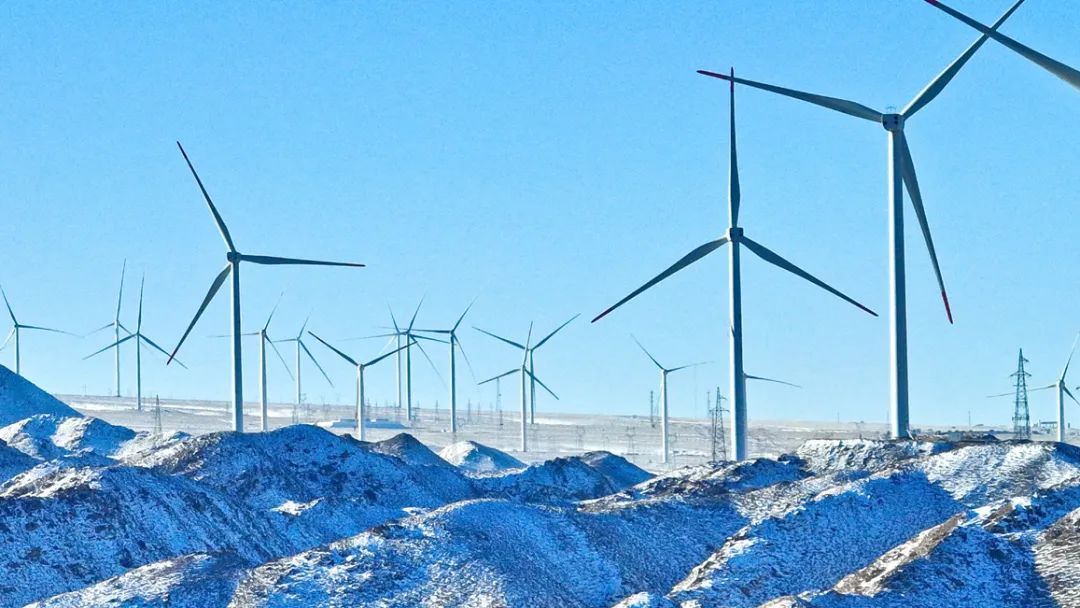 12月15日,甘肃省张掖市山丹县绣花庙49.5兆瓦风电场,风力发电机组矗立在寒风劲吹的“狭管效应”地带,风机叶片在空中迅速旋转,火龙般的电流传向国家电网。