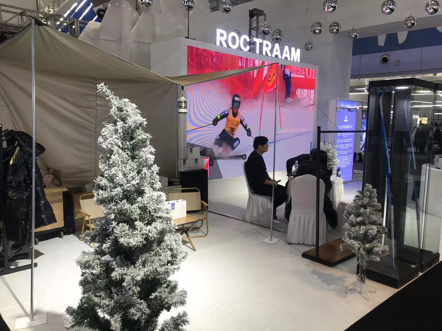 ROC TRAAM是一家专业从事冬季运动服务及滑雪装备设计、研发的公司,总部位于意大利。品牌共分两部分,分别是ROC与TRAAM,ROC的愿景是通过创新的技术和优质的服务,为滑雪爱好者提供安全、舒适、时尚的滑雪体验;TRAAM包括滑雪头盔、专业滑雪包、手动定制滑雪板、滑雪靴等滑雪装备的研发、制造和销售。