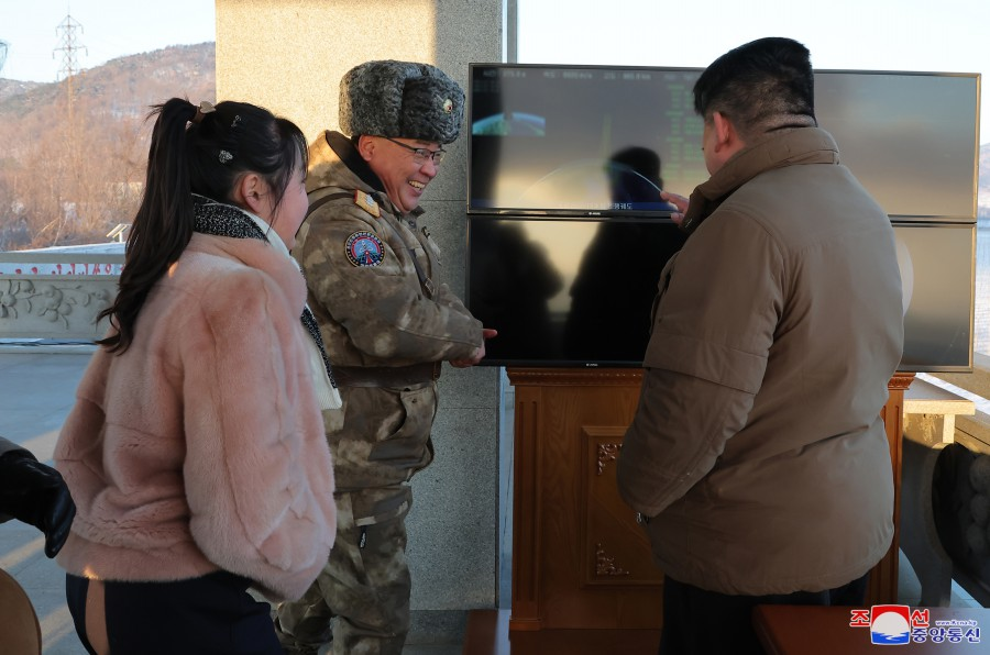 12月18日，金正恩携女儿出现在“火星炮-18”新型洲际弹道导弹发射训练现场。图/朝中社