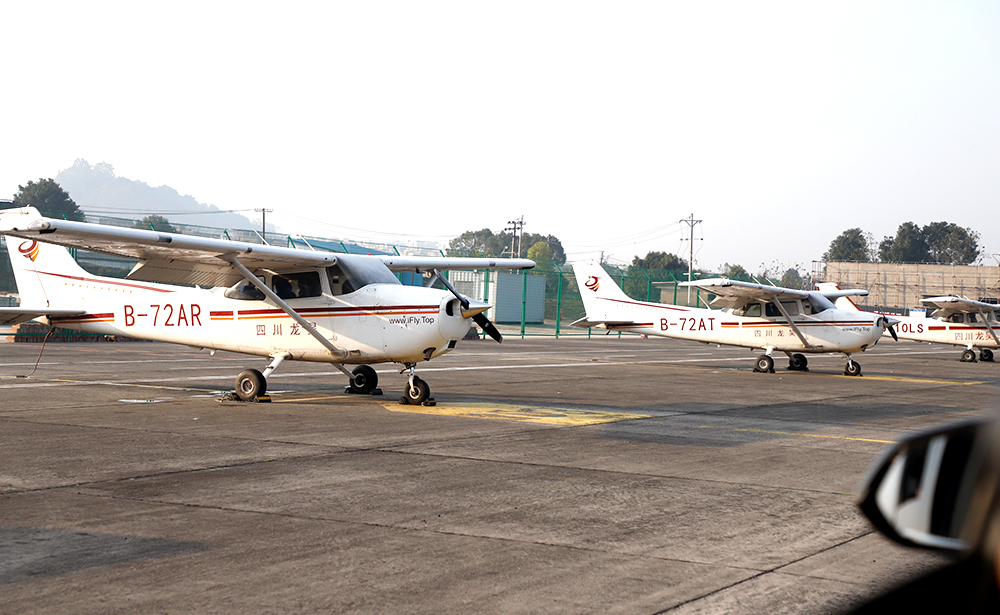 摆放在梁平机场的通用航空飞机