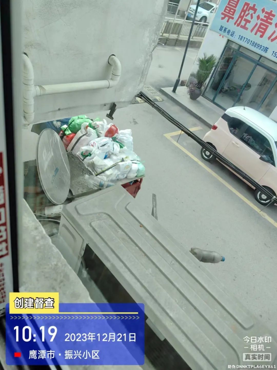 督查曝光！龙虎山景区花语世界灯罩破损 一号停车场杂物乱堆乱放