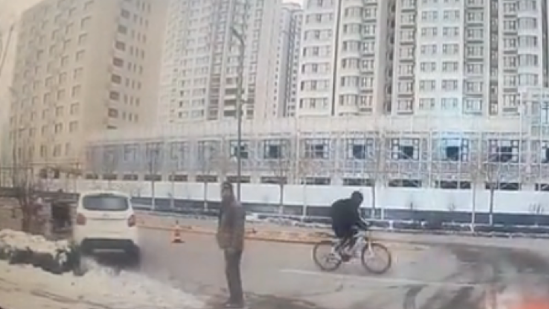 “老头乐”撞车之后再撞路人，随后“丝滑”逃逸