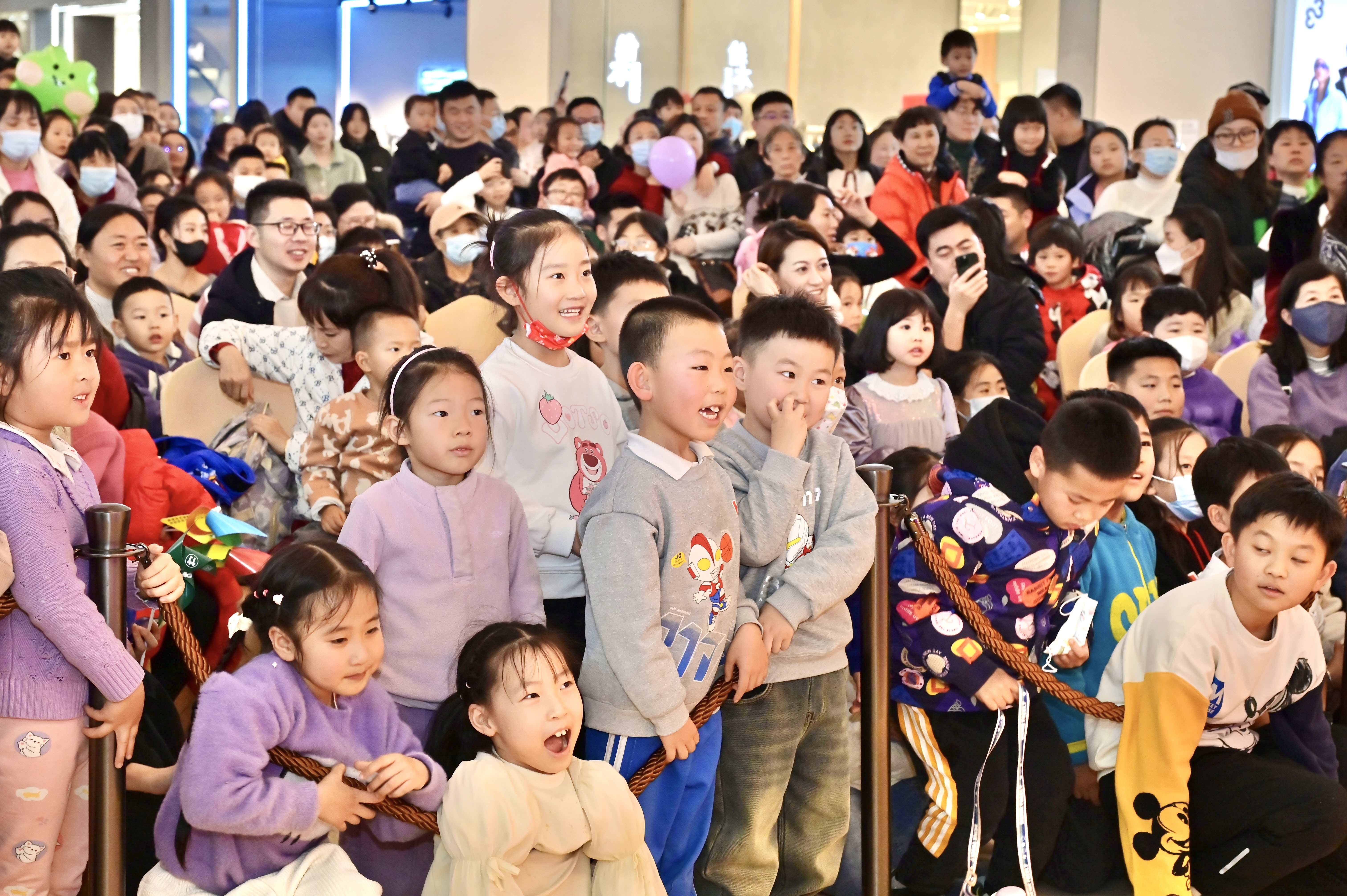「熠光年 览异彩」青岛金茂览秀城一周年庆,与城市“共生共成长“