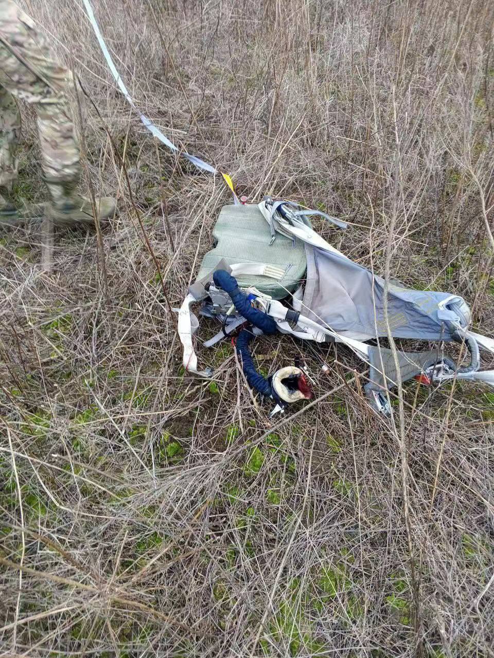 乌方公布苏-34战机飞行员弹射落地的现场画面