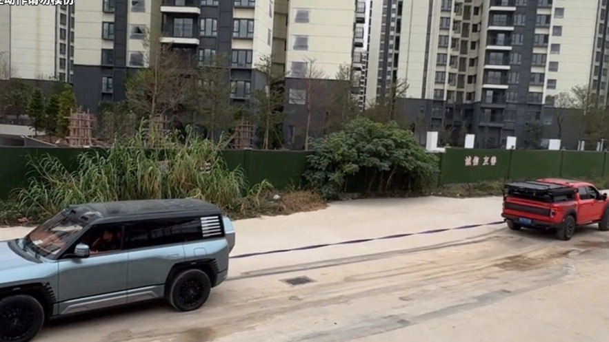 仰望U8参加汽车拔河比赛：福特猛禽F150被暴虐