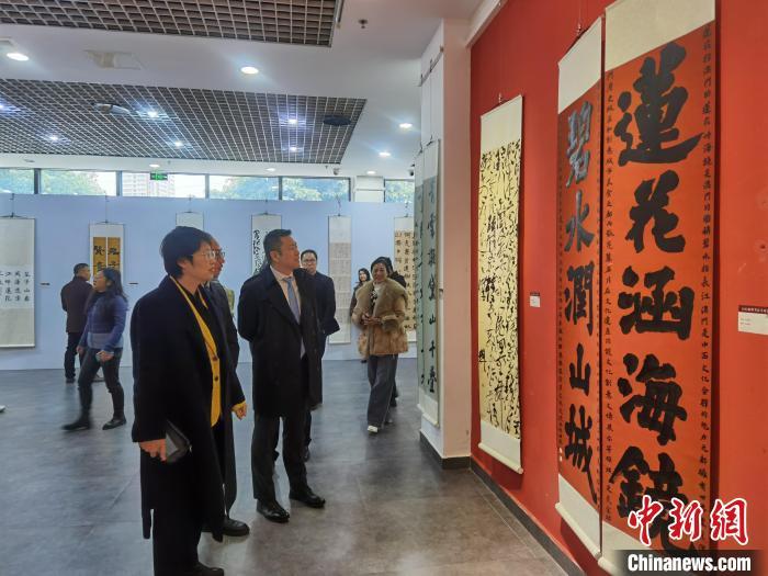 12月18日,2023渝澳书法交流展在重庆开幕,展览汇聚渝澳两地书法家和书法爱好者的近80幅作品。 贺煜 摄