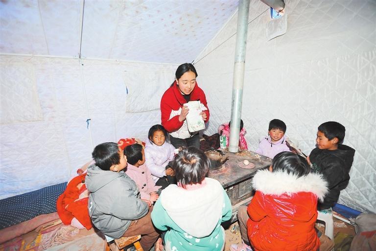 在柳沟乡张郭家村四社的安置点，张世晶正在帐篷里给孩子讲课。本组图片摄影：新甘肃·甘肃日报记者　田蹊