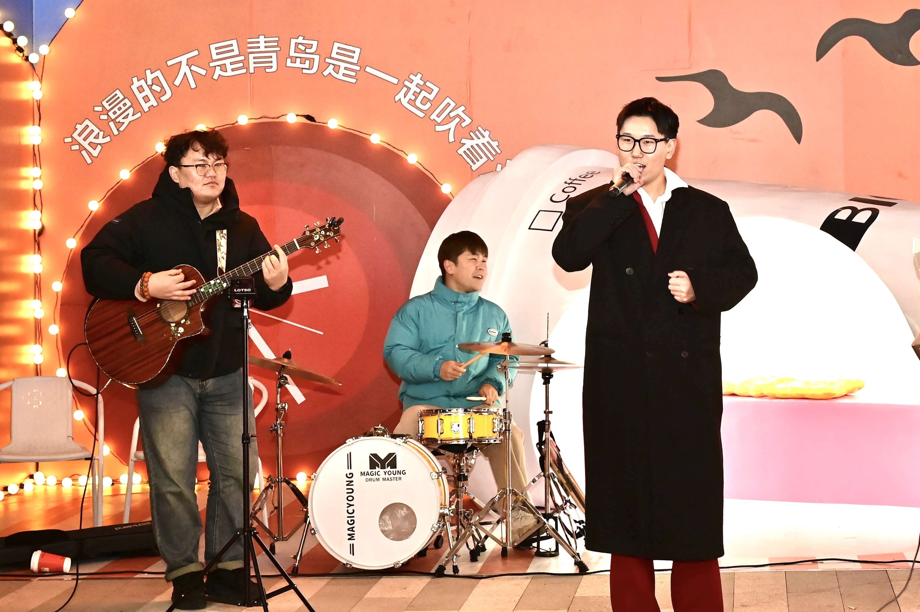 「熠光年 览异彩」青岛金茂览秀城一周年庆,与城市“共生共成长“