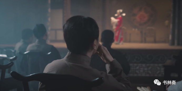 毛泽东登场,就是完全不同的状态。毛泽东脱光了衣服,顺着水在畅游。