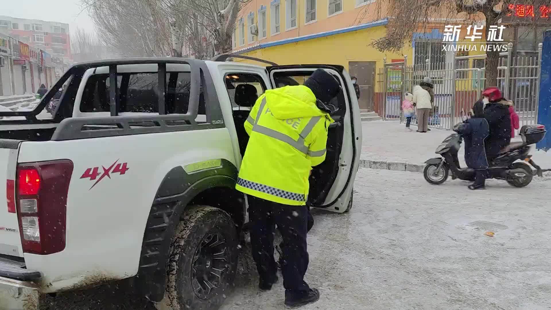 辽宁开原：风雪“荧光绿”守护孩子们的上学路_凤凰网视频_凤凰网