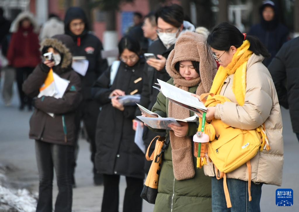 12月23日,在北京交通大学考点,考生进行考前复习.新华社记者 任超 摄