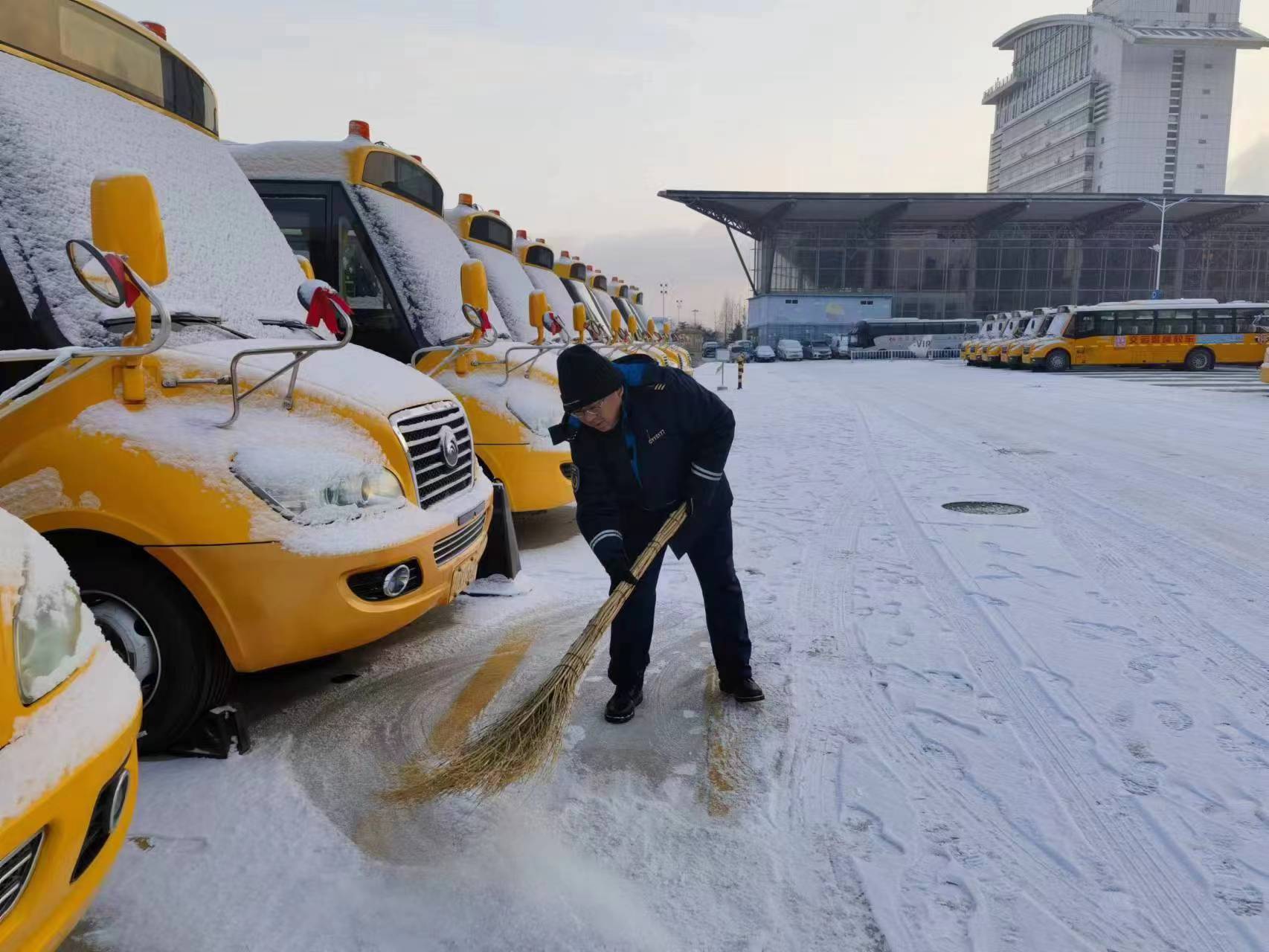 全员值守,凌晨探路,城运控股集团全力保障雪天乘客出行