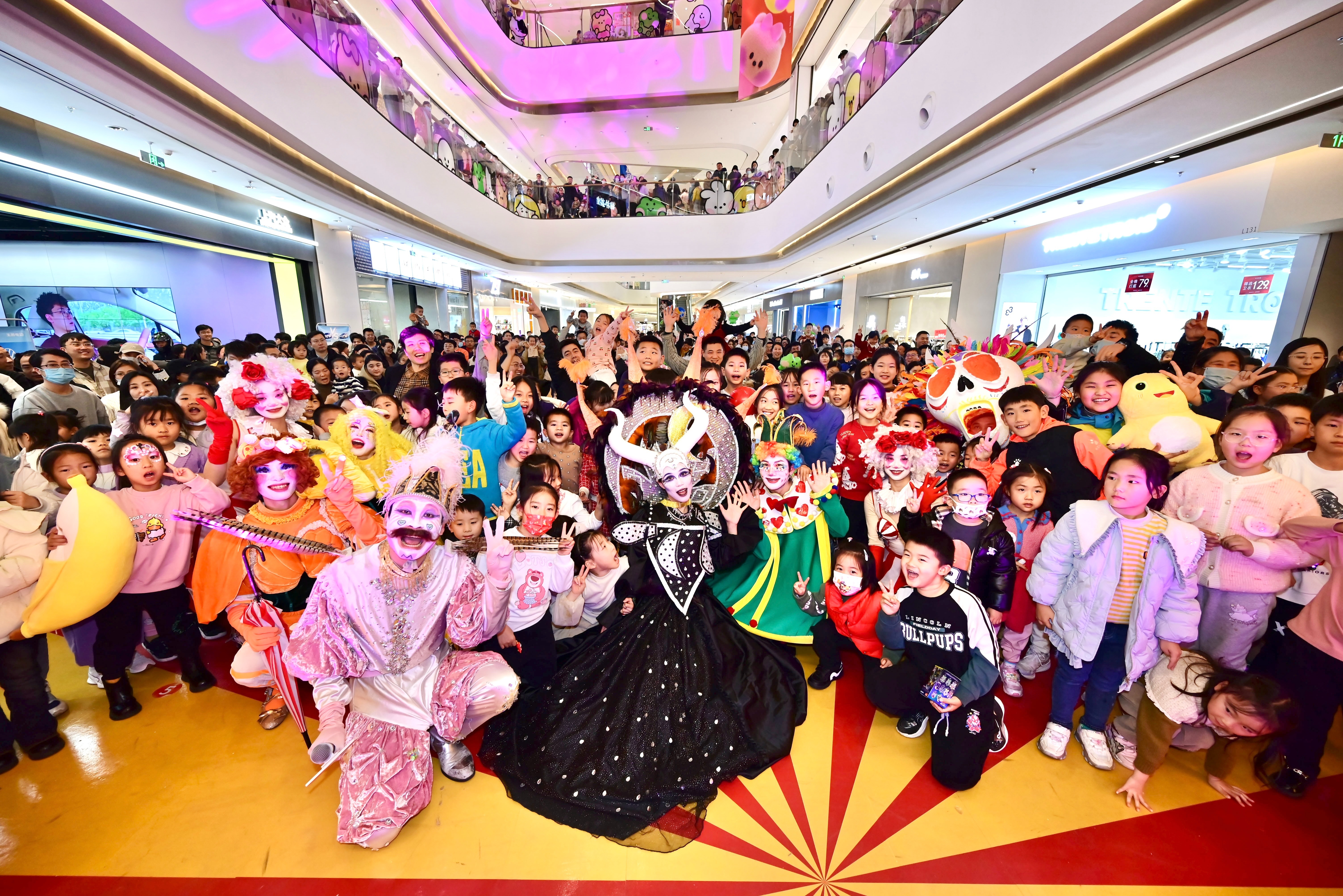 「熠光年 览异彩」青岛金茂览秀城一周年庆,与城市“共生共成长“