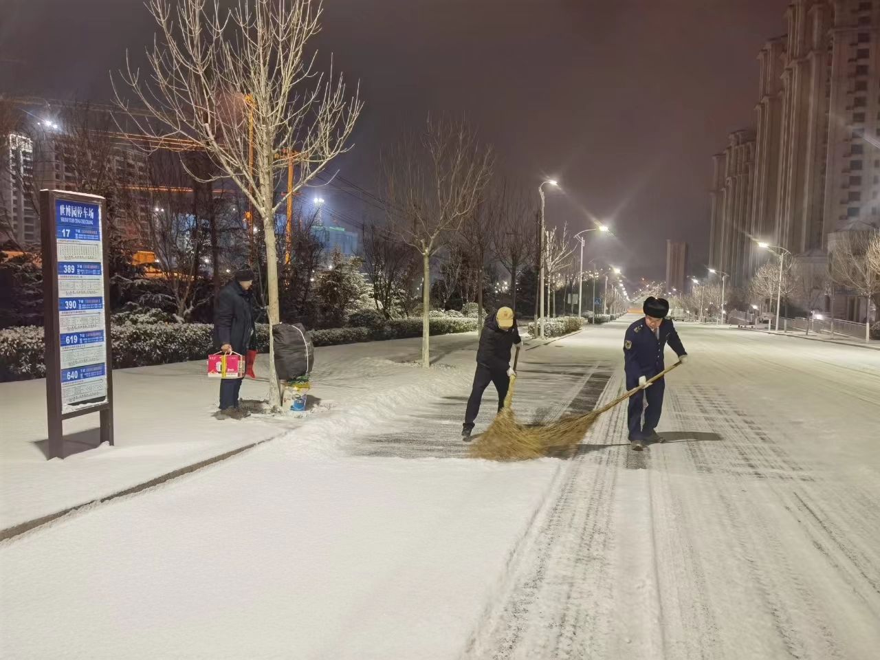 全员值守,凌晨探路,城运控股集团全力保障雪天乘客出行