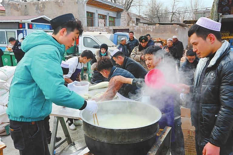 12月20日，大河家镇陈家村安置点内的炉火烧得很旺，热腾腾的牛肉面出锅。
