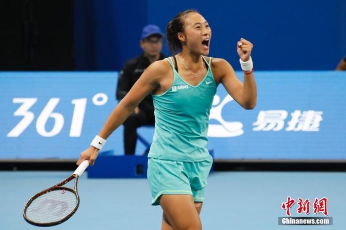 资料图:10月15日晚,在郑州网球公开赛女子单打决赛中,郑钦文以2比1