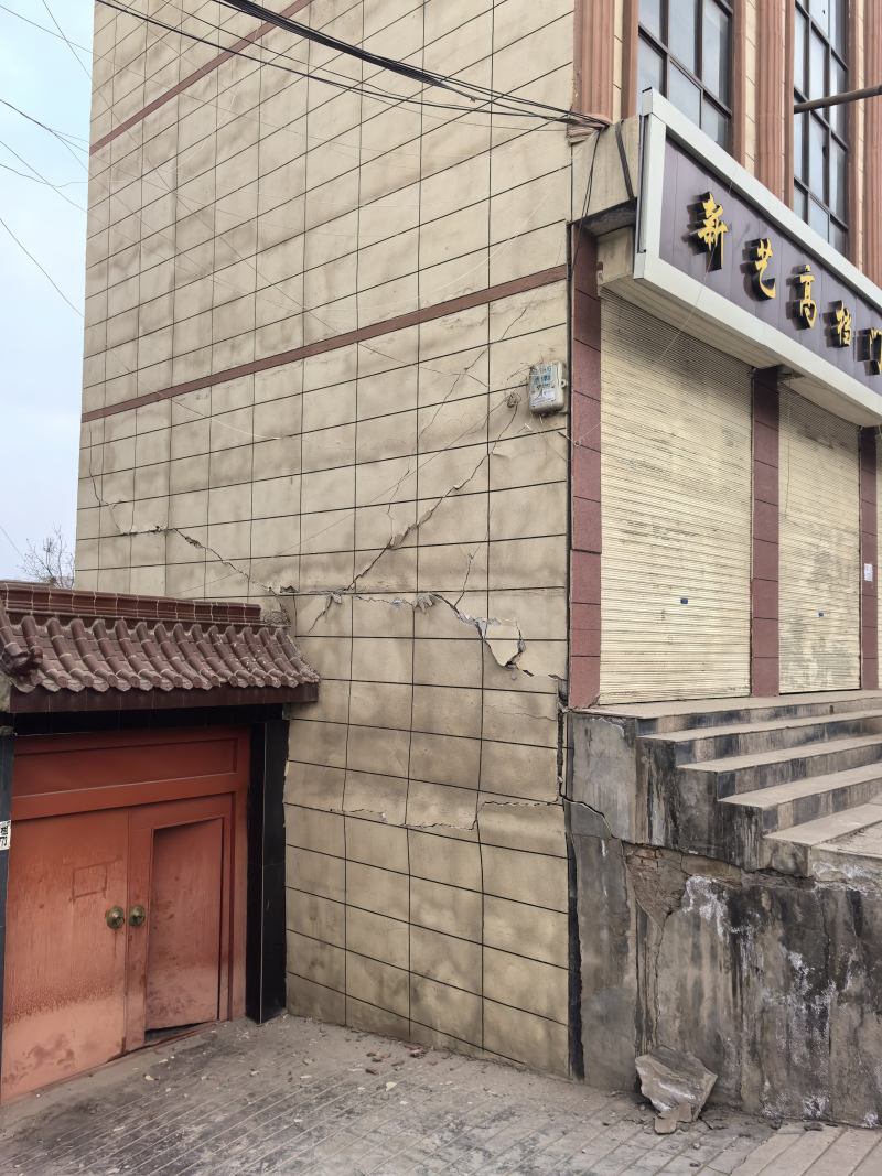 12月19日，震源中心甘肃积石山县大河家镇，有房屋墙体出现裂缝。受访者供图