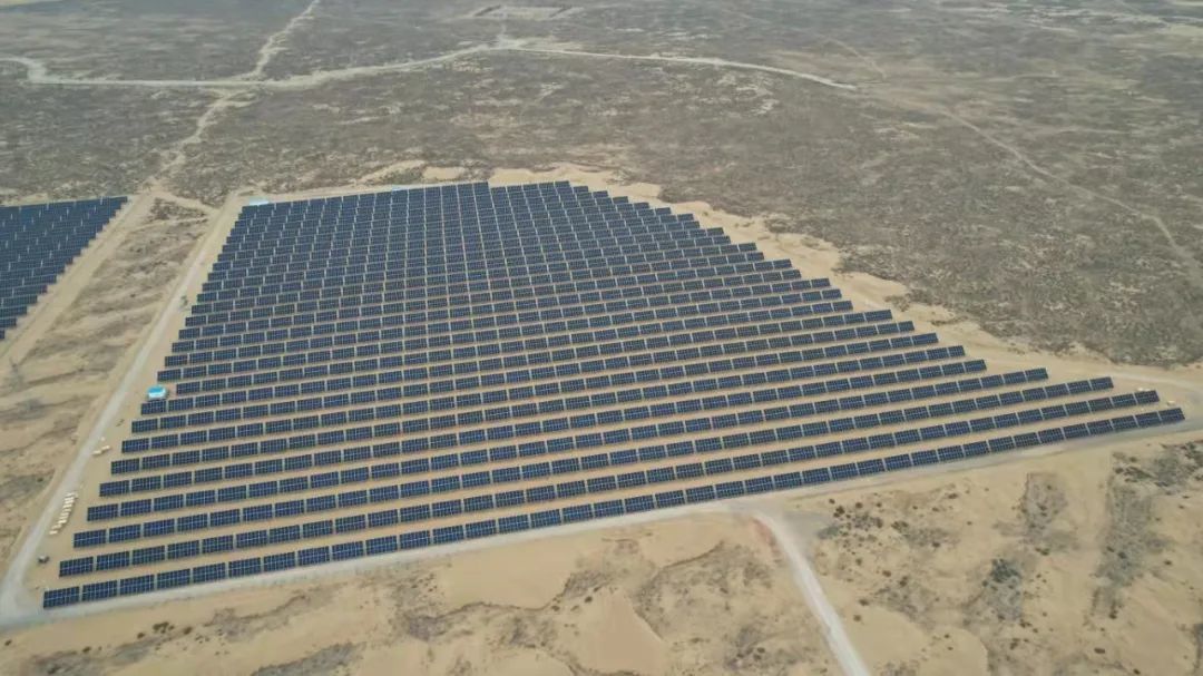 ▲新矿集团内蒙古上海庙区域分布式光伏发电项目