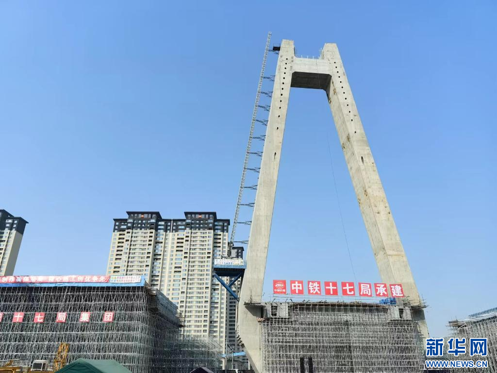 桥主塔历时120分钟,逆时针旋转93度,实现精准对位,完成首次转体施工