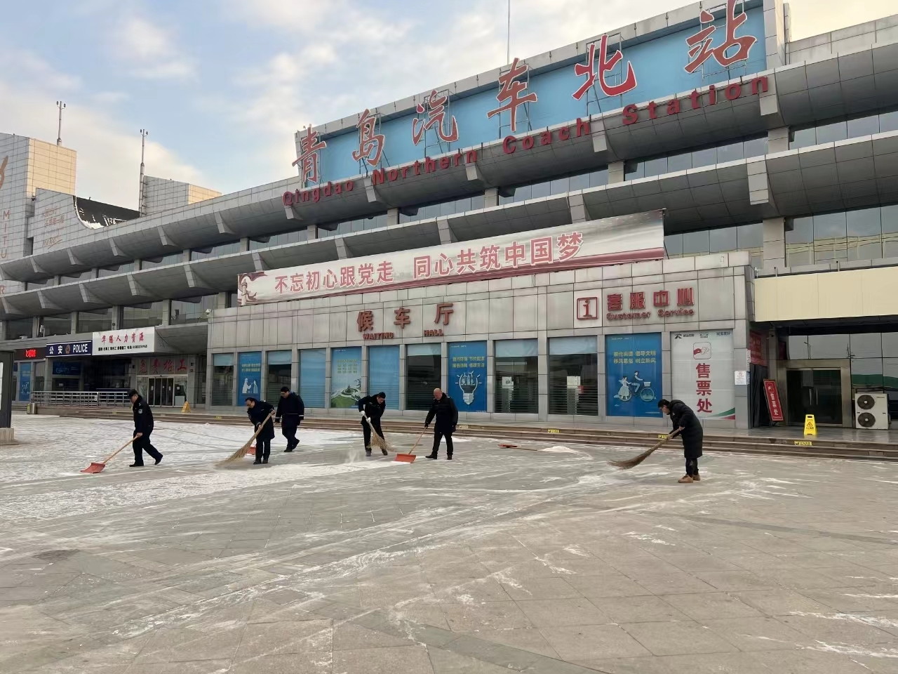 全员值守,凌晨探路,城运控股集团全力保障雪天乘客出行