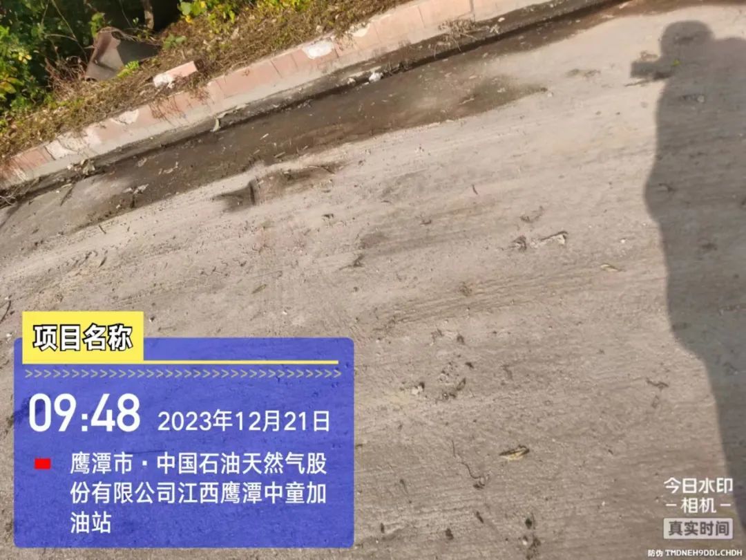 督查曝光！龙虎山景区花语世界灯罩破损 一号停车场杂物乱堆乱放