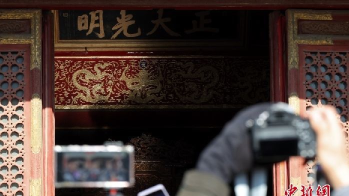 北京:冬至日 游客故宫观看“点亮金匾”_凤凰网