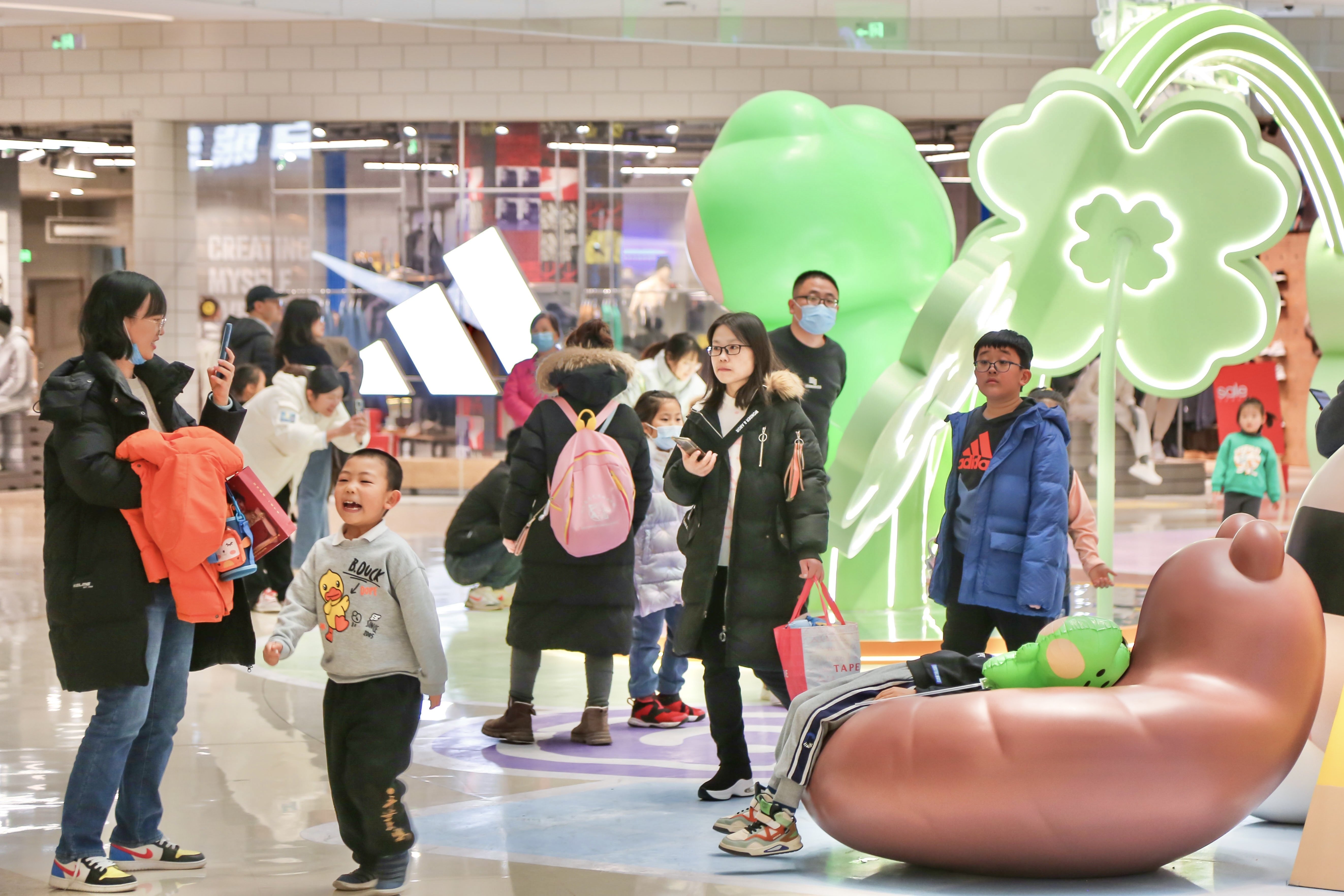 「熠光年 览异彩」青岛金茂览秀城一周年庆,与城市“共生共成长“