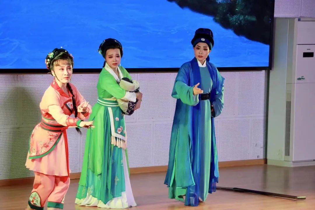 联合鄞州区越剧团和宁波市甬剧传习中心,邀请戏曲专家,定期开展越剧